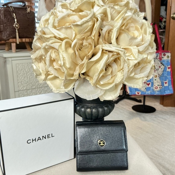 Authentic Black CHANEL COCO DOUBLE HOOK Compact Wallet W/Box - Picture 2 of 16